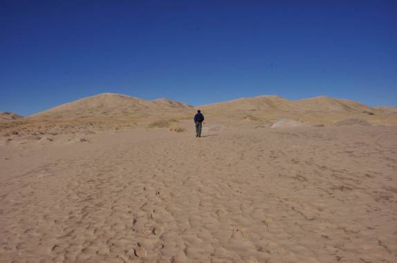 Caminhada até as dunas de Kelso, no deserto de Mojave, na Califórnia, nos Estados Unidos